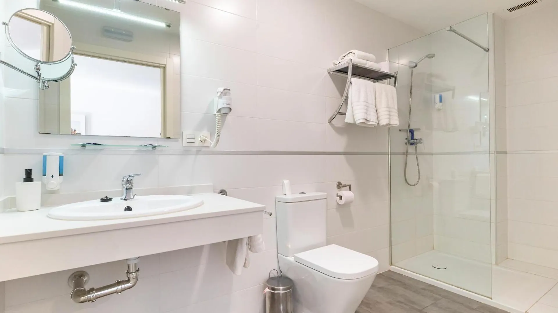 Stunning Apartment In Fuente De Piedra